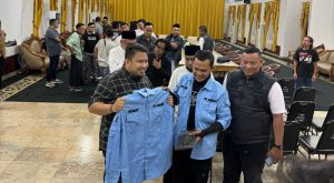 Perkuat sinergitas dan kolaborasi strategis, Pimred Pikiran Rakyat Subang, Agus Eko MS serahkan cindera mata saat silaturahim dengan Bupati Subang, Reynaldy.